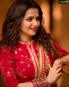 Dhivyadharshini Instagram - Don’t wake up the durgai in your women 🙏🤪 
Navarathri , Durga pooja begins in  RED for me… stands for FIERCE STRENGTH & LOVE

@camerasenthil @raji_designer @makeupibrahim @vijayaraghavan_hairstylist3133 @yasinhairstylist 
#ddneelakandan #dhivyadharshini #navarathri #durgapooja 
#red #redlips #indianfashion #gaghra
