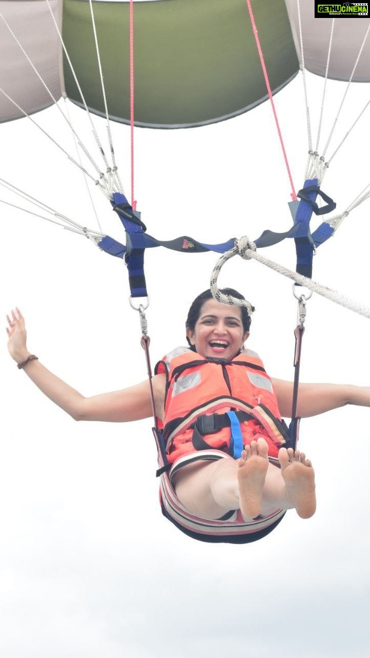 Dhivyadharshini Instagram - First time in Andaman waters ❤️romba bayanden for my knees but those boys took care of me so well… they love their job and it is to make our trip memorable … superb planning @gtholidays, u guys were a rock 👍 post COVID Andaman tourism is slowly coming back to normalcy ps : so equal to foreign countries in safety and feel Pics coming soon #ddneelakandan #ddreels #tourismandaman #watersports #parasailing #travel #travelvideos #gtholidays @tourism_of_andaman