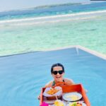 Dhivyadharshini Instagram - Just a happy picture from my phone library ….. colours of the sea❤️ sea blue, sea green 😍….. hmmmm seri happy Sunday to all #ddneelakandan #vacation #maldives #watervilla #travel