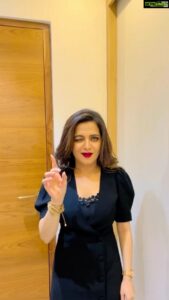 Dhivyadharshini Instagram - Show um nalla vanduchu,
Inda reel um nalla vandachu ,
Adanala ipo idhu Insta ku vanduchu, 
🤪🤪🤪🤪🤪 
Mainly cos my favourite @madhuridixitnene Mam did this reel 

#ddreels #ddneelakandan #trending #ekbaar #reels #instareels