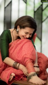 Dhivyadharshini Instagram - Chuma fotos ah podama , favourite tune ku oru reel ah podalamenu dan , hook line ketute hooked ah irupom 😉fotos papom 
 
Verum en moonjiye yevlo neram papeenga 🤪🤪🤪 #ddreels #saree #simplesaree #cottonsaree
#ddneelakandan #realcandid📷 #anklets #kolusu  #navarasa @netflix_in