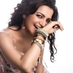 Dhivyadharshini Instagram - Found this young talented photographer, so collaborated jus for him @palaniappansubramanyam behind the lens . Super talented @makeupibrahim Anna on make up , Sigai sirpi @vijayaraghavan_hairstylist3133 Anna on hairstyling , my strength my stylist @raji_designer and managed by the calm n capable @priyanka_sathyaraj … M&H asst @yasinhairstylist hardworking boy .. one lovely shoot day @proyuvraaj #ddneelakandan #fashionphotography #stylediva #happyshoot #chennaifashion