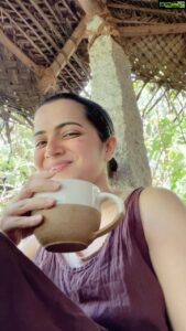 Dhivyadharshini Instagram - Konjam vishayangal podum , sandoshama iruka .. 
simple vishayangal
Ana adhu avlo simple ah nama elarukum kidaikradum ila puriradhum  ila , wishing u all love and peace  #peacfullife 
#minimalliving #ddreels #keethhouse #ddneelakandan #travelvideos #tourism #throwback #ecotourism #tamilnadutourism @tourismtn