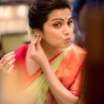 Dhivyadharshini Instagram - Romba western wear la irukara fotosaaaa poduren so saree la onnu 🥰 Some clicks by @camerasenthil M&H @makeupibrahim @vijayaraghavan_hairstylist3133 Saree drapist @saraswathisathyam ma This saree was a sweet gift by my godmother/sister Mariazeena mam , because it was gifted with love it’s so beautiful,for all those asking it’s from Varamahalakshmi stores #ddneelakandan #saree #silksaree