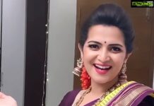 Dhivyadharshini Instagram - For all those who Never asked me for a reel , Ada amapa yarum kekala, nanadan time pass ku poduren #ddreels #ddneelakandan #saree #silksaree #srk #sharukhkhan #kareenakapoorkhan #chamakchallo #transition