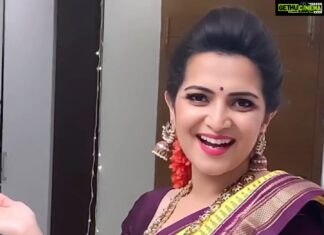 Dhivyadharshini Instagram - For all those who Never asked me for a reel , Ada amapa yarum kekala, nanadan time pass ku poduren #ddreels #ddneelakandan #saree #silksaree #srk #sharukhkhan #kareenakapoorkhan #chamakchallo #transition