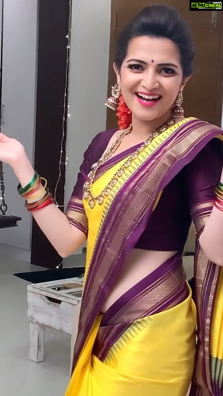 Dhivyadharshini Instagram - For all those who Never asked me for a reel , Ada amapa yarum kekala, nanadan time pass ku poduren #ddreels #ddneelakandan #saree #silksaree #srk #sharukhkhan #kareenakapoorkhan #chamakchallo #transition