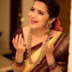 Dhivyadharshini Instagram – Konjam thalli pongal spl (final set) 😎😉

@camerasenthil 
@makeupibrahim 
@saravananhairstylist 
@new_ideas_fashions 
@raji_designer 
Thnks @hairstylists_vijayraghavan for being my avasara jewelery stylist 

#ddneelakandan #ddsarees #ddfashion
#fashion #saree #silksaree #vijaytelevision