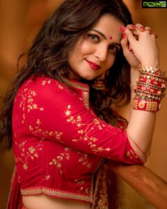Dhivyadharshini Instagram - Don’t wake up the durgai in your women 🙏🤪 
Navarathri , Durga pooja begins in  RED for me… stands for FIERCE STRENGTH & LOVE

@camerasenthil @raji_designer @makeupibrahim @vijayaraghavan_hairstylist3133 @yasinhairstylist 
#ddneelakandan #dhivyadharshini #navarathri #durgapooja 
#red #redlips #indianfashion #gaghra