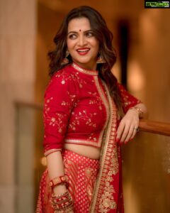 Dhivyadharshini Instagram - Don’t wake up the durgai in your women 🙏🤪 
Navarathri , Durga pooja begins in  RED for me… stands for FIERCE STRENGTH & LOVE

@camerasenthil @raji_designer @makeupibrahim @vijayaraghavan_hairstylist3133 @yasinhairstylist 
#ddneelakandan #dhivyadharshini #navarathri #durgapooja 
#red #redlips #indianfashion #gaghra