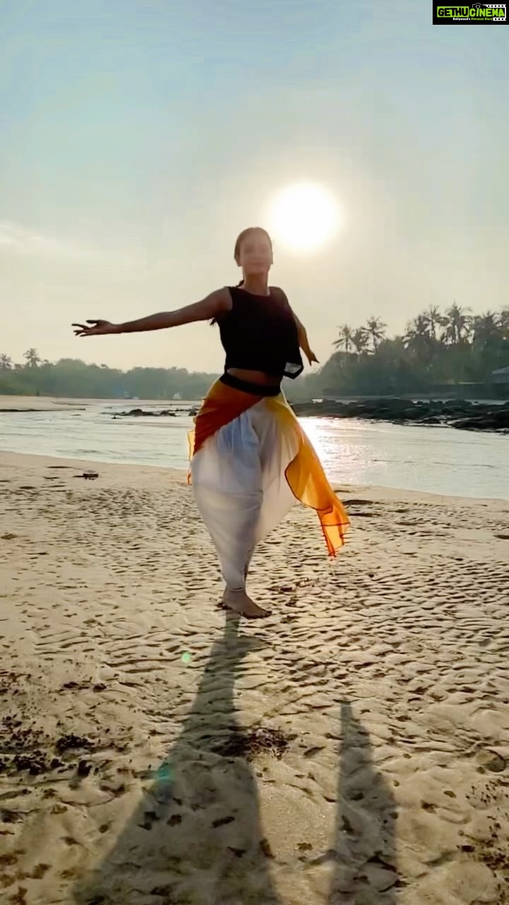 Dia Mirza Instagram - Ufffff this song 😍 @shakunbatra @deepikapadukone @siddhantchaturvedi @ananyapanday @dhairyakarwa @karanjohar @apoorva1972 @oaffmusic @savera.music @ankurtewari #Gehraiyaan India