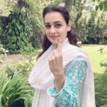 Dia Mirza Instagram - VOTE!!! Because it’s the most empowering thing you can do as a citizen. It is our fundamental right and responsibility 🇮🇳 #JaiHind #VoteIndia #LokSabha2019 photo by @mayur_mono Bandra Mumbai India