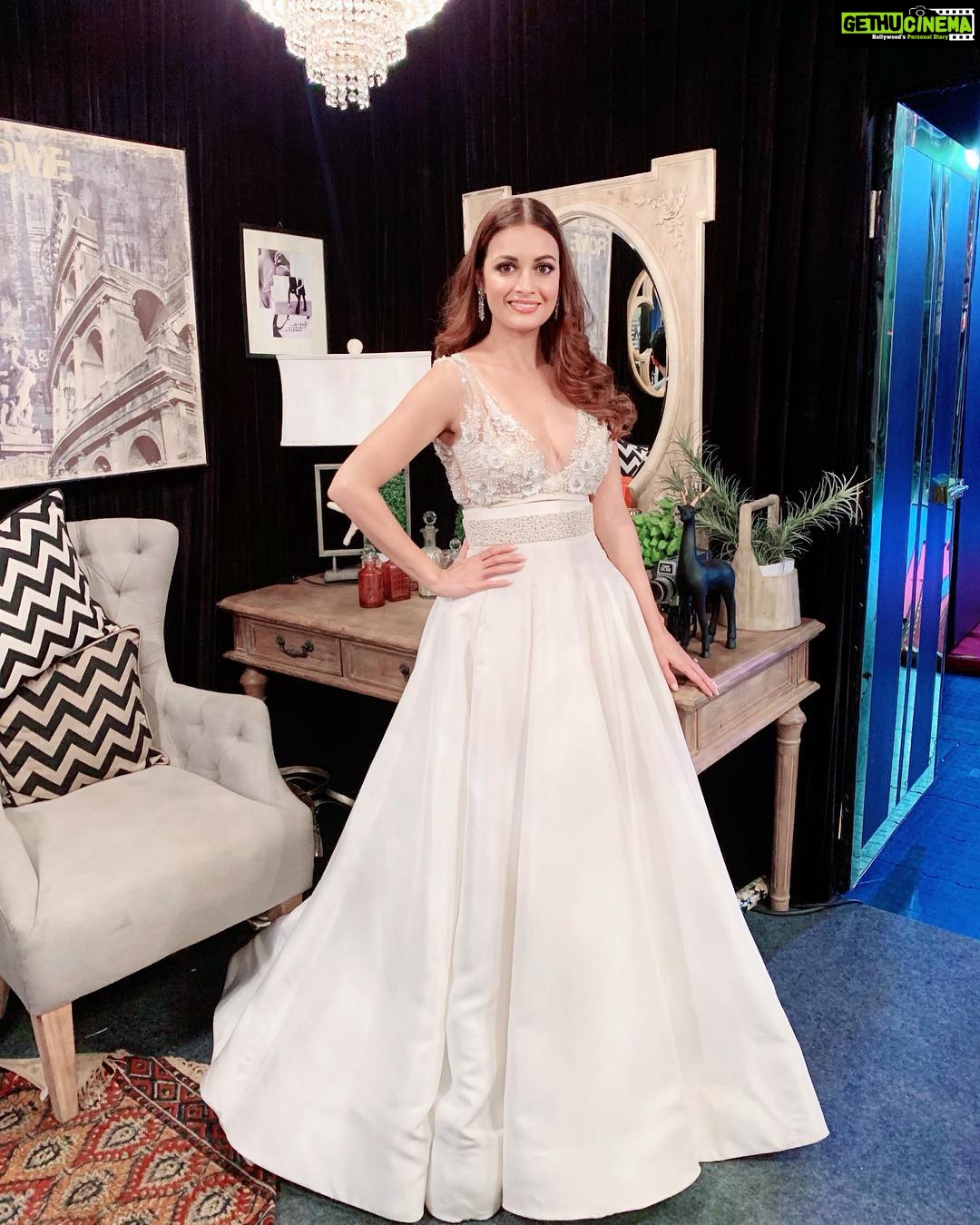 Dia Mirza Instagram - Congratulations @vickykaushal09 and #RanbirKapoor on your @filmfare awards for #Sanju!!! Keep winning hearts. Big congratulations to ALL the winners. Thank you @jiteshpillaai for celebrating cinema and for your love. Outfit @manishmalhotra05 Jewellery by @tbz1864 MUH @gpkritikos Styled by @theiatekchandaney Assisted by @jia.chauhan Managed by @dikshapunjabi23 @the_studiotalk #FilmfareAwards2019 Mumbai, Maharashtra