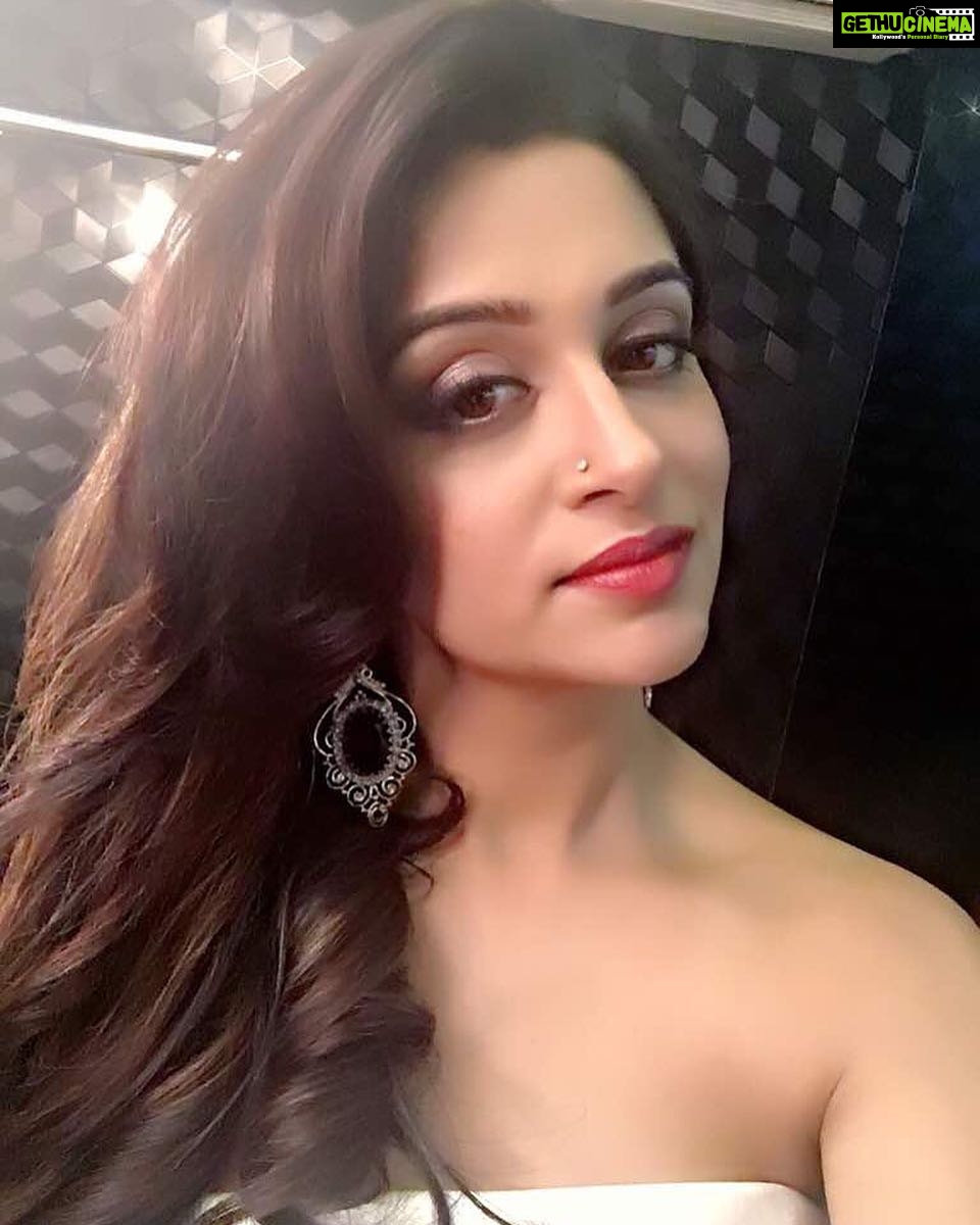 Dipika Kakar Instagram - Give this world some good energy, with your happy soul! 💕 #FeelingPositive #FridayFunday