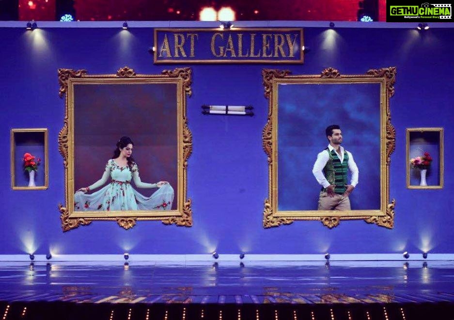 Dipika Kakar Instagram - Framed to perfection☺💯 Here's a #sneakpeek of our next performance😉 #staytuned #nachbaliye8 #starplus