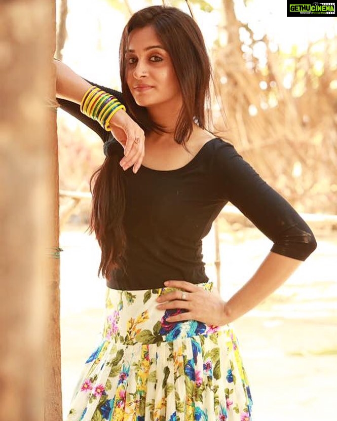 Dipika Kakar Instagram - Warm tones & easy-breezy outfit💁🏻☀ #summerstyle #outfitonpoint #throwbacktuesday