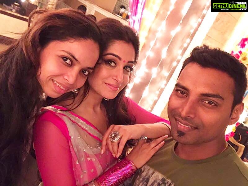 Dipika Kakar Instagram - The magicians behind my look☺ Thank you guys for making me look so flawless ☺️#hairandmakeup #beautyexpert