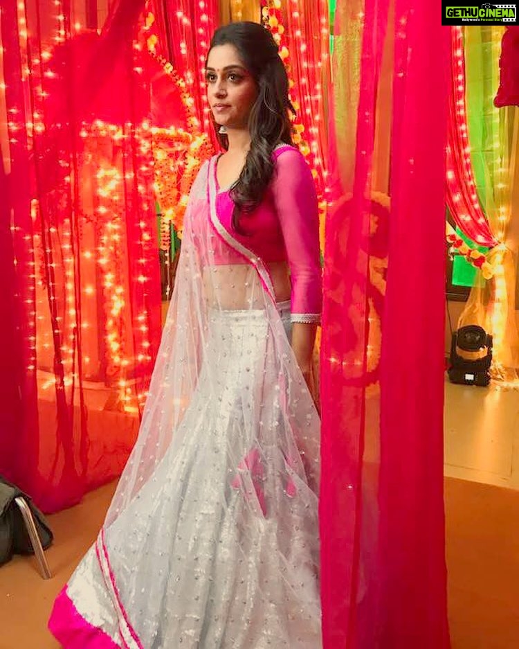 Dipika Kakar Instagram - A special surprise coming your way😉 #anyguesses ?#staytuned & watch #koilautkeaayahai tomorrow at 9pm to unveil the surprise😁 #starplus