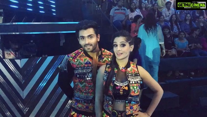 Dipika Kakar Instagram - Excited much...in-between performances😁 #behindthescenes #onset #nachbaliye8 #starplus