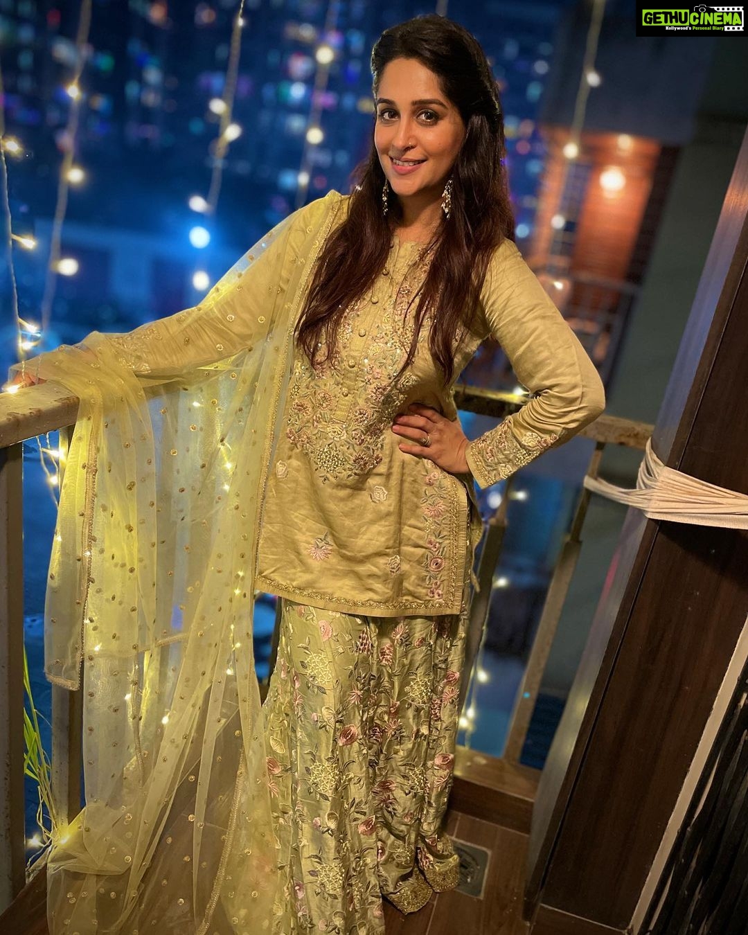Dipika Kakar Instagram - Loved wearing this lovely outfit by @gopivaiddesigns this diwali ❤️ #celebrateingv