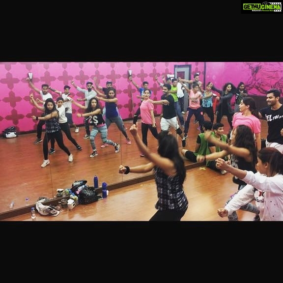 Dipika Kakar Instagram - Sneak peek from the #rehearsals with the entire crew💃🏻 #nachbaliye8 #mysquad