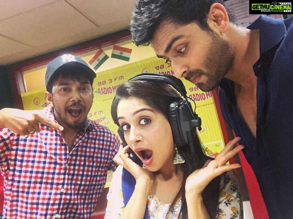 Dipika Kakar Instagram - Hello & welcome to 98.3 #radiomirchi with RJ Dipika & her baliye @shoaib2087 😜😉 #promotions #funtimes #nachbaliye8 @radiomirchi