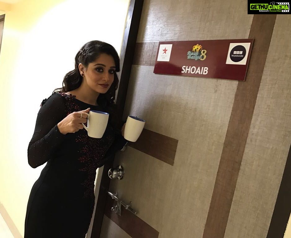 Dipika Kakar Instagram - bechaari mai!!! im his spot dada as well!!!! isisliye pehle ready hoke chai ka cup leke wait kar rahi hun aur @shoaib2087 sir darwaaza hi nahi khol rahe 😂😂😂😂😂😂😂😂 pic courtesy @celebrity_manager_vikas thank u bhai 🤣🤣🤣🤣🤣