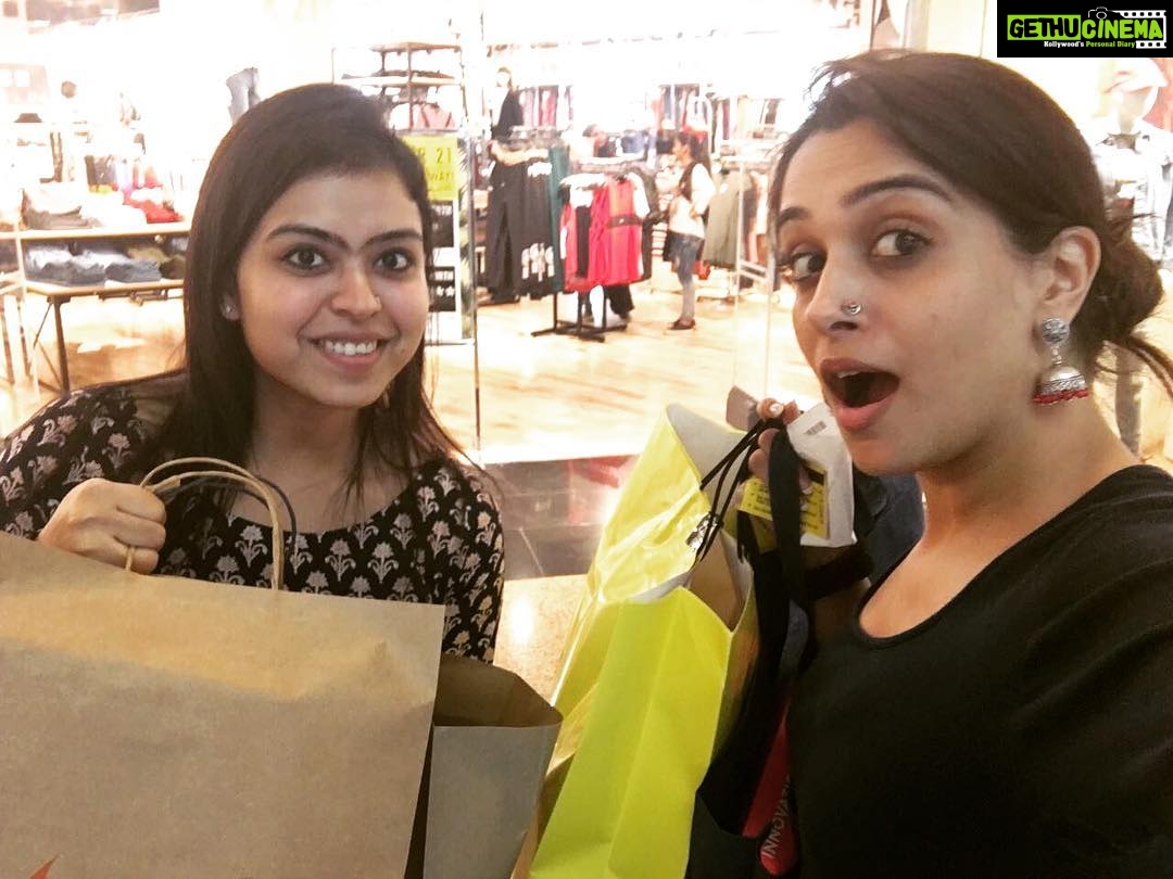 Dipika Kakar Instagram - It's an add to cart kinda day with my all time favourite @saba_ka_jahaan😉 #shoptillyoudrop #retailtherapy