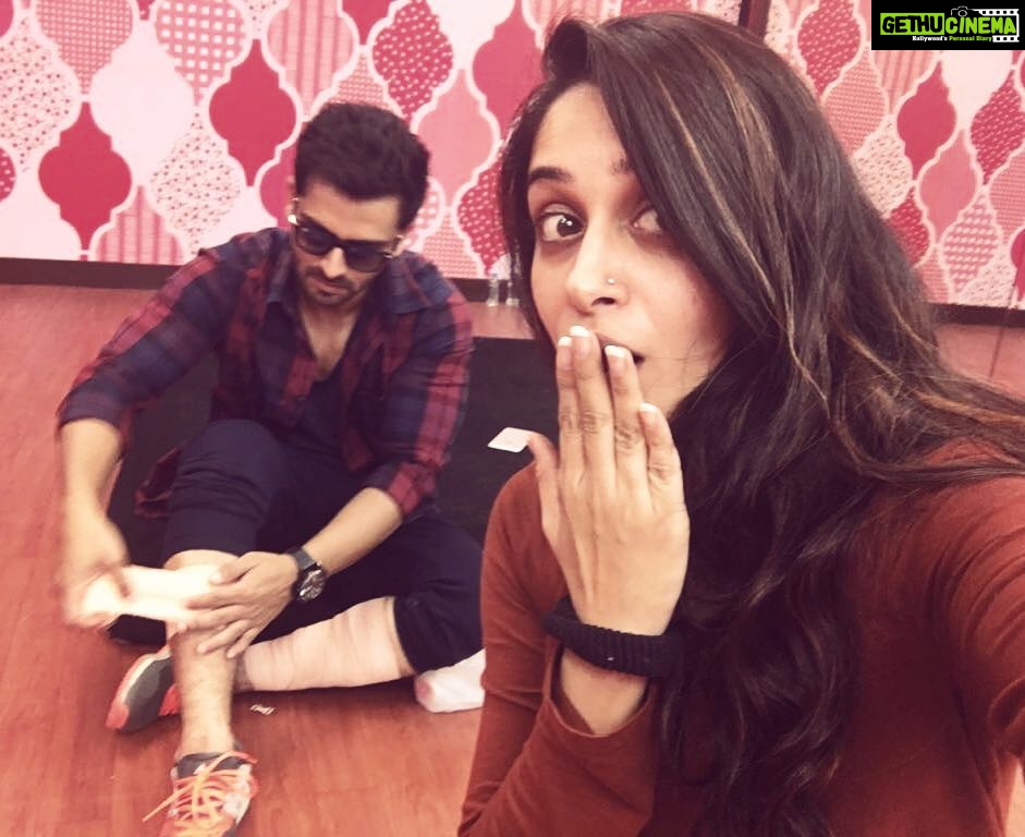 Dipika Kakar Instagram - Thats oops moment when he injures his legs inbetween rehearsals😞😔 #getwellsoon #mondaygrind