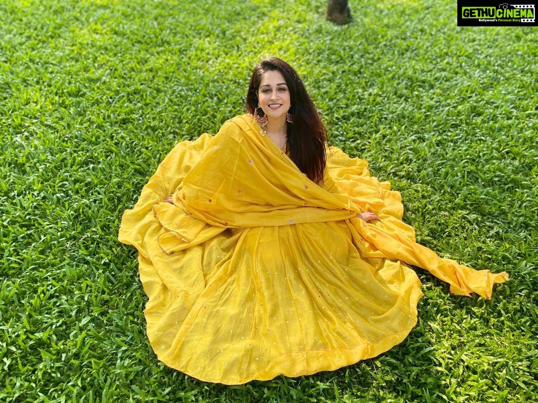 Dipika Kakar Instagram - ye mausam ka jaduu hai mitwaaa..... ❤️😍 . . . . Wearing this beautiful outfit from @bunaai ‘s festive collection!!! Loved it ❤️