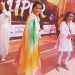 Dipika Kakar Instagram - Holi event at it's best...colourful, happy faces all around #Raipur💙💚❤ #happyholi #playhard