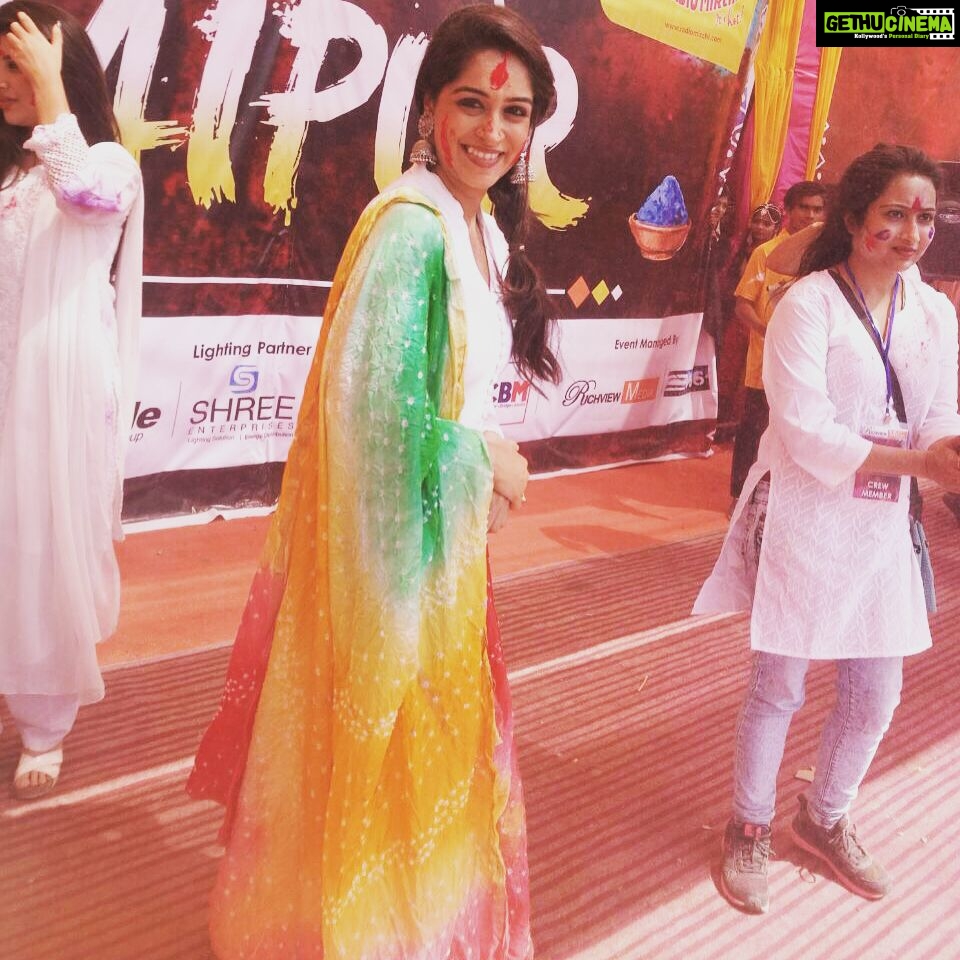 Dipika Kakar Instagram - Holi event at it's best...colourful, happy faces all around #Raipur💙💚❤ #happyholi #playhard