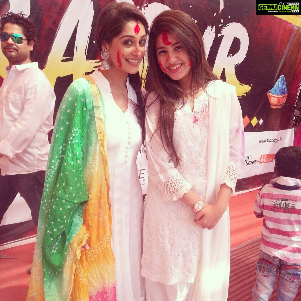 Dipika Kakar Instagram - Holi event at it's best...colourful, happy faces all around #Raipur💙💚❤ #happyholi #playhard