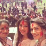 Dipika Kakar Instagram - Holi event at it's best...colourful, happy faces all around #Raipur💙💚❤ #happyholi #playhard