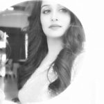 Dipika Kakar Instagram - Mandatory clicks in between shots☺💃🏻 #glammedup #sparkleandshine