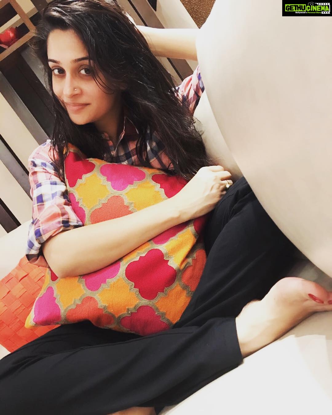 Dipika Kakar Instagram - Lazy day off vibes 😴😴 #happytuesday #dayoff