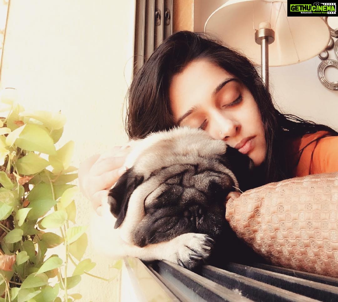 Dipika Kakar Instagram - Sleepy much even after hitting the snooze button more than 10 times😴😖 #lazymorning #fivemoreminutes