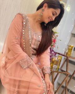 Dipika Kakar Instagram - Eid Mubarak to all ❤️
.
.

Outfit: @divyakocharofficial 
Fashion PR & Stylist: @dinky_nirh