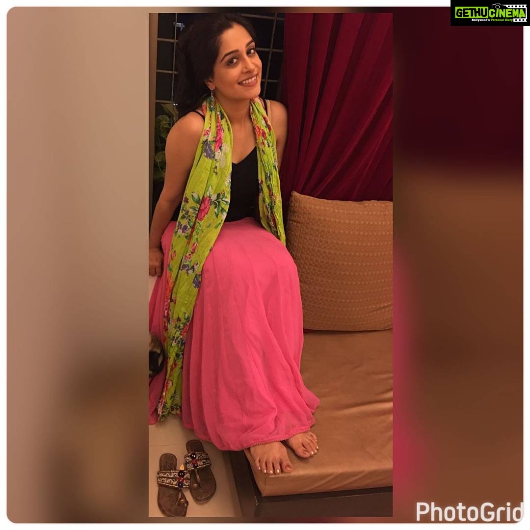 Dipika Kakar Instagram - There is nothing like staying at home in my complete comfort zone😄 #homie #chillmode