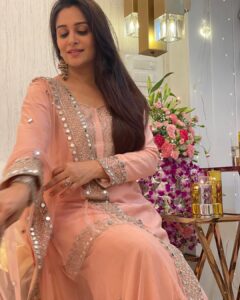 Dipika Kakar Instagram - Eid Mubarak to all ❤️ . . Outfit: @divyakocharofficial Fashion PR & Stylist: @dinky_nirh