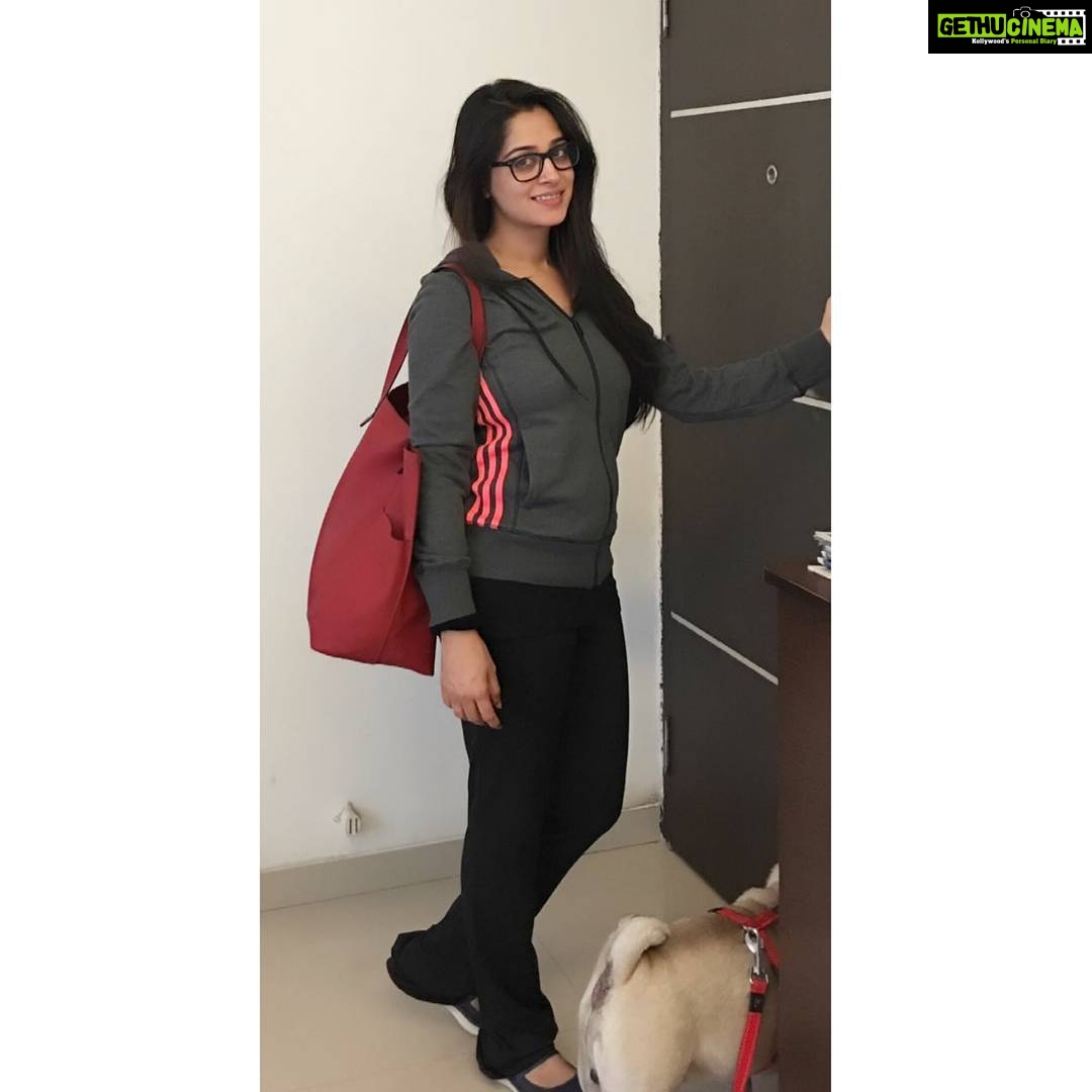 Dipika Kakar Instagram - All set to head for the shoot😌 #actorslife #shootingday #longdayahead #workmodeon #workworkwork