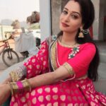 Dipika Kakar Instagram - Accoutred in this beautiful attire on the sets of #sasuralsimarka 💃🏻☺ #shootlife #picoftheday #smile #pictureperfect