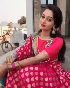 Dipika Kakar Instagram - Accoutred in this beautiful attire on the sets of #sasuralsimarka 💃🏻☺ #shootlife #picoftheday #smile #pictureperfect