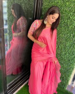 Dipika Kakar Instagram - Shoot from home!! Shot for an episode of Dance Deewane From home!! I was super excited & nervous to be in conversation with Madhuri ma’am & that too on her birthday ❤️ 😍@madhuridixitnene ❤️…. it was a great experience…. Vlog coming really sooooonn!!!!
.
.
.

Styled by @stylebytaashvi
Saree by @aparnakfashion
Earrings and Bangles by:@rubansaccessories
@oakpinionpr
makeup by: @im_mr_ketzsolzofficial_