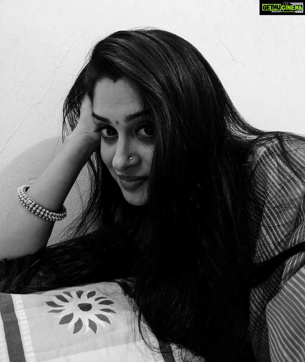 Dipika Kakar Instagram - Selfie in between shots can cheer me up so swiftly!💁🏻 #selfiequeen #makeuproom #freetime