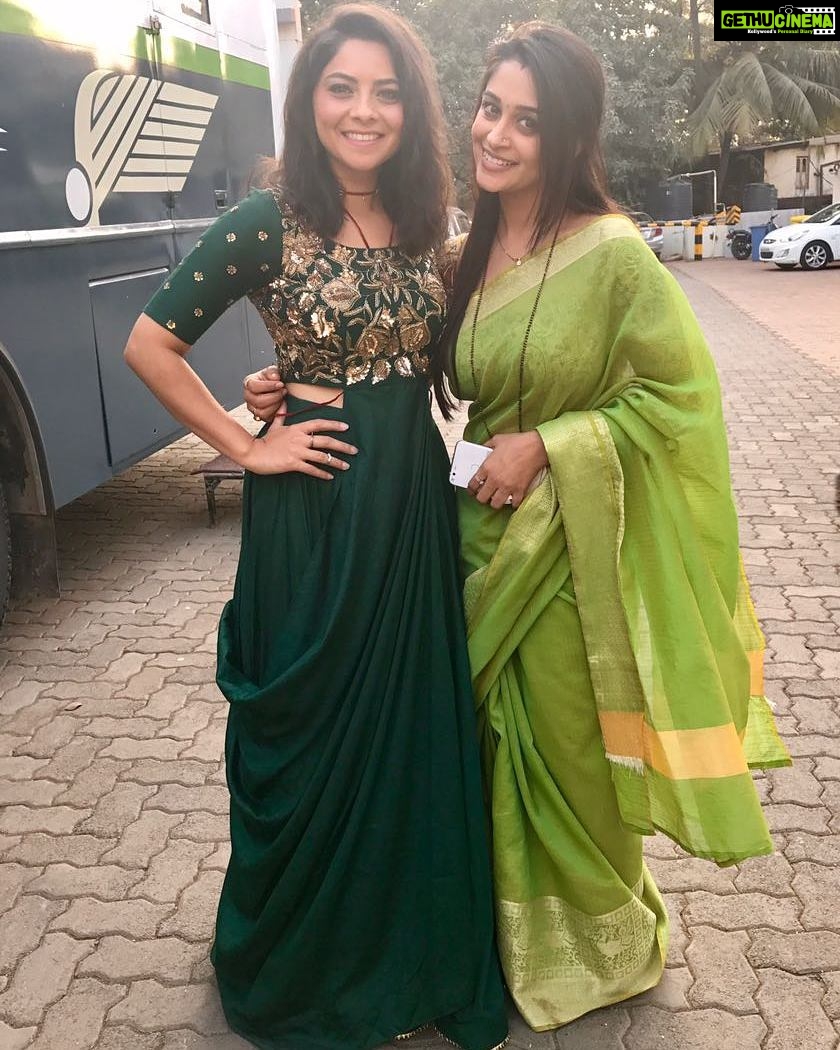 Dipika Kakar Instagram - Such a coincidence to meet my school mate @sonalee18588 shooting at the same venue.👭😄 #destiny #oldfriends #memories #schooltime #luckyme #goodday