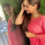Dipika Kakar Instagram - Shoot from home!! Shot for an episode of Dance Deewane From home!! I was super excited & nervous to be in conversation with Madhuri ma’am & that too on her birthday ❤️ 😍@madhuridixitnene ❤️…. it was a great experience…. Vlog coming really sooooonn!!!! . . . Styled by @stylebytaashvi Saree by @aparnakfashion Earrings and Bangles by:@rubansaccessories @oakpinionpr makeup by: @im_mr_ketzsolzofficial_
