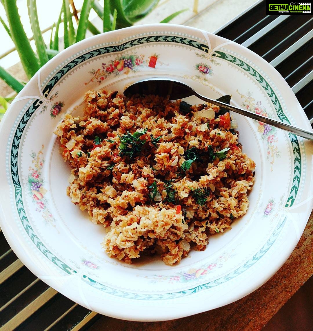 Dipika Kakar Instagram - A healthy start of the day with this home cooked Oats Upma!!! Tries my hands on it for the first time and its come out yummmyyyyyy 😊😊😊😊😊