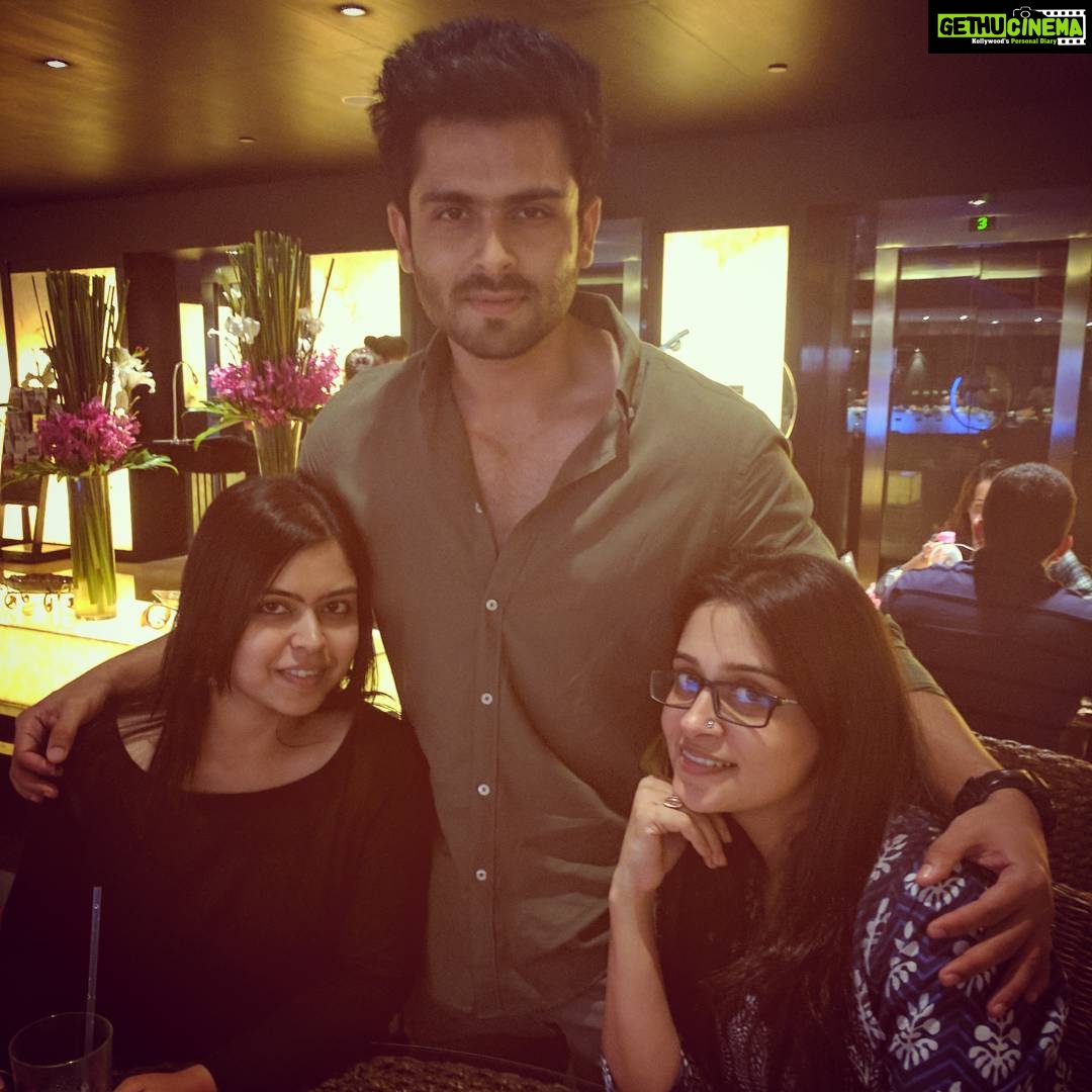 Dipika Kakar Instagram - A dinner at our fav place with my fav people wen a huge target beings from tomorrow!!! Awaiting too see a better newerππππ Love u guys @sabaibrahim93 @shoaib2087 Sahara Star