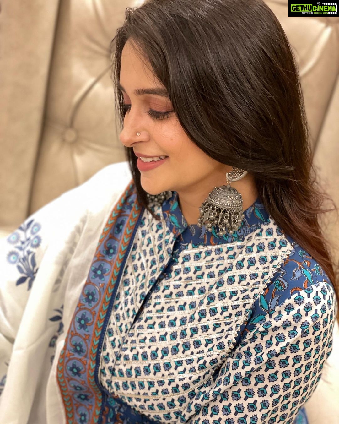 Dipika Kakar Instagram - Carry a Heart thats full of gratitude & it will be the magnet for miracles in your life π€²π»β€οΈπ . . wearing this lovely outfit by @laglitsbychhavi @dinky_nirh Jewellery by @jhaanjhariya